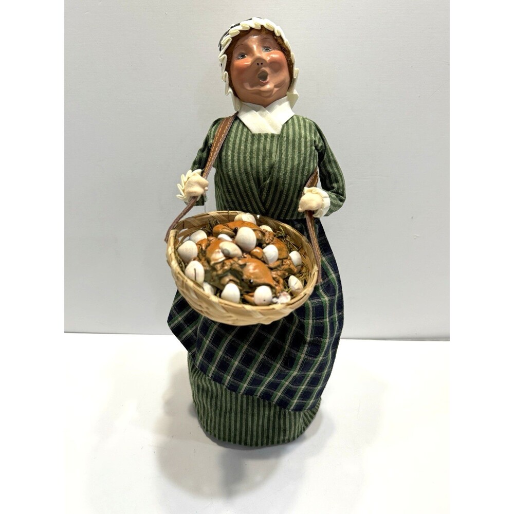 Byers Choice 2005 Williamsburg Lady Woman with Basket of Crabs & Clams Christmas